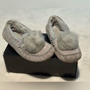 UGG Dakota Cozy Gray Women's Moccasin Slippers With Pom Pom. Size 6.